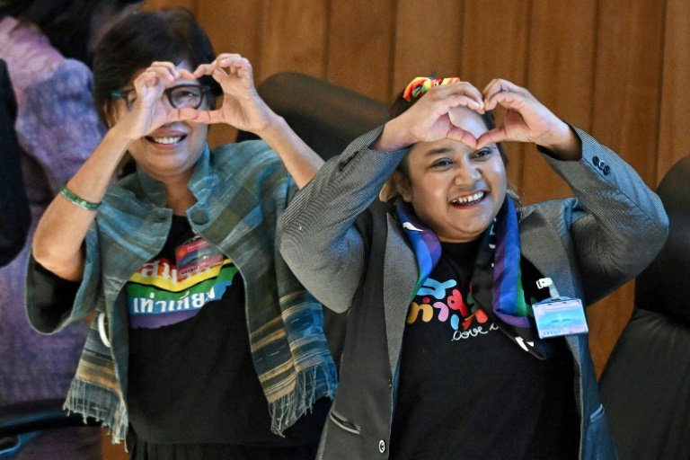 Des membres de la communauté LGBTQ célèbrent le vote d'une loi sur le mariage homosexuel, le 18 juin 2024 à Bangkok, en Thaïlande