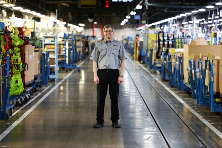 Des employés dans une usine Kawasaki à Lincoln, dans le Nebraska, le 13 mai 2024