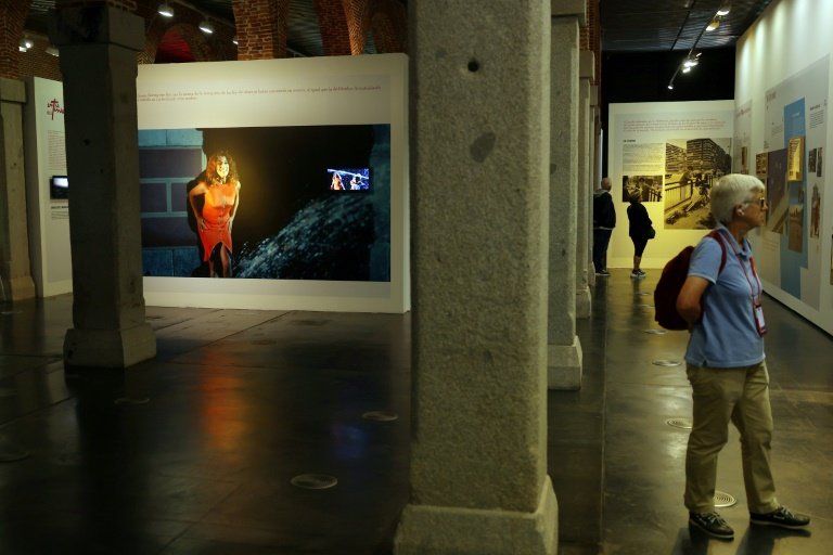 Le cinéaste espagnol Pedro Almodóvar (g) lors de l'inauguration de l'exposition 