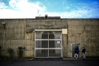 Des patients détenus dans la cour de l'hôpital pénitentiaire de la prison de Fresnes, le 25 novembre 2020 dans le Val-de-Marne