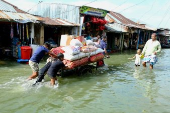 Inondations à Darrang, dans l'Etat d'Assam, le 4 juillet 2024 en Ind