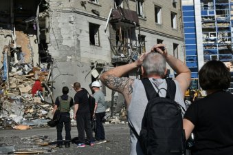 Evacuation du corps d'une victime d'un bombardement russe à Kharkiv, en Ukraine, le 22 juin 2024