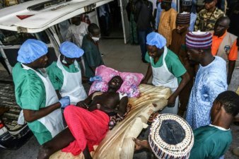 Une personne blessée est transportée à l'hôpital de Maiduguri après un attentat suicide, le 29 juin 2024 au Nigeria
