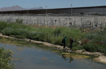 Des affaires personnelles de migrants abandonnées sur les bords du rio Bravo près de Ciudad Juárez, dans le nord du Mexique à la frontière des Etats-Unis, le 5 juin 2024