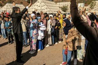 Des élèves suivent des cours sous une tente dans une école de fortune dans le village d'Asni, touché par le tremblement de terre, dans la province d'Al-Haouz, au Maroc, le 18 septembre 2023