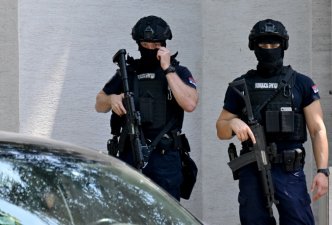 Des policiers déployés autour de l'ambassade d'Israël à Belgrade, après une attaque terroriste, le 29 juin 2024 en Serbie