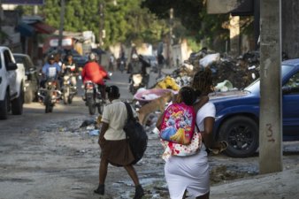 Des policiers kényans arrivent à l'aéroport de Port-au-Prince, à Haïti, le 25 juin 2024