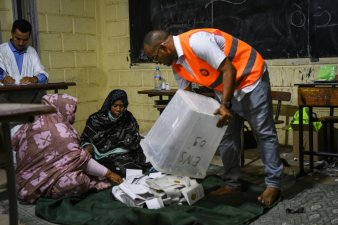 Dépouillement des bulletins de vote à l'issue de l'élection présidentielle, le 29 juin 2024 à Nouakchott, en Mauritanie