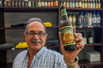 Un Palestinien teste une bière à la brasserie de Taybeh en Cisjordanie occupée, le 24 juin 2024