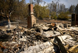 Un bombardier d'eau largue du retardant sur un incendie à Simi Valley, le 3 juillet 2024 en Californie