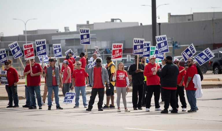 Des membres du syndicat UAW défilent au premier jour de la grève, le 15 septembre 2023 à Detroit, dans le Michigan
