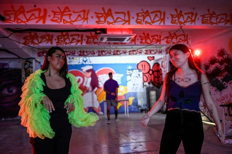Un danseur sourd participe à la soirée BassBath à Shanghai, le 29 juin 2024