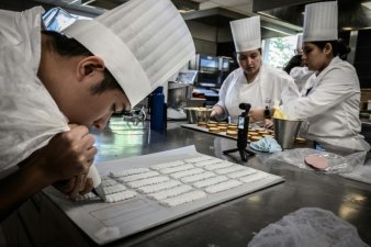 Cours à l'Ecole nationale supérieure de pâtisserie (ENSP) d'Yssingeaux en Haute-Loire, le 13 juin 2024 