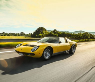 Lamborghini célèbre les 50 ans de la Miura SV