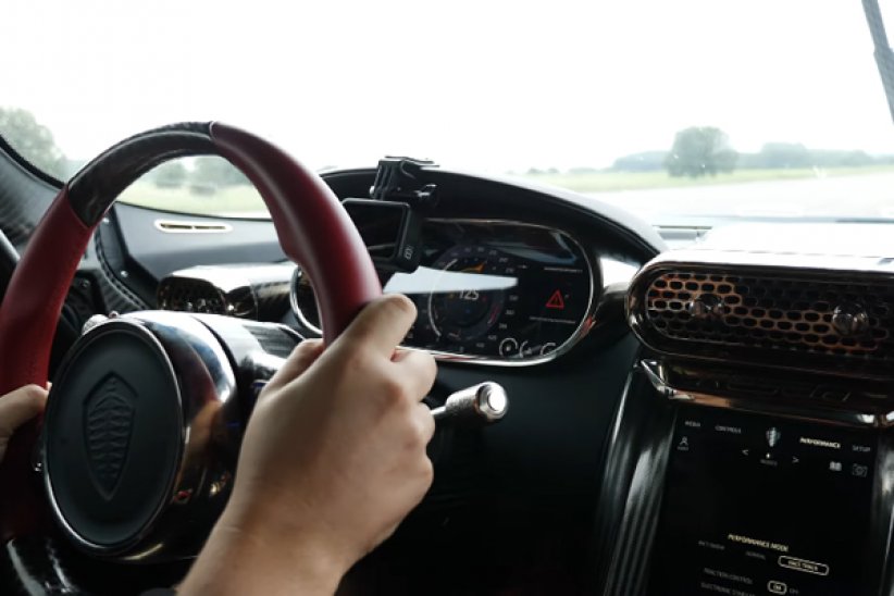 A 300 km/h à bord de la Koenigsegg Regera
