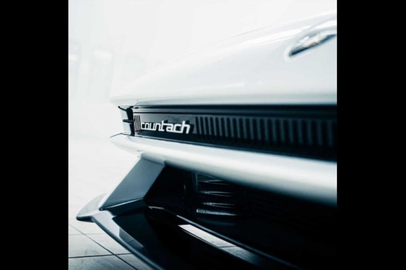 Une Lamborghini Countach moderne en approche