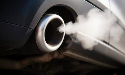 L'interdiction de vendre des voitures à moteur thermique bientôt annulée ?