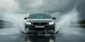 Automne pluvieux : les réflexes à adopter au volant pour rouler en sécurité 