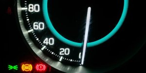 Voyants du tableau de bord : les contrôles à faire au retour des vacances 