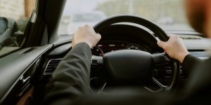 Pourquoi le volant est-il à gauche en France ? 