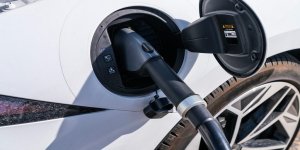 Cette voiture électrique française se gonfle et se range dans un sac : une solution pour en finir avec les problèmes de stationnement ? 