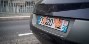 Rouge, verte, noire, rose... ce que révèle la couleur d'une plaque d'immatriculation 