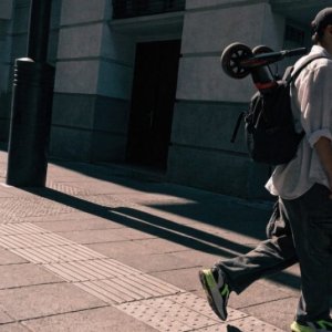 Cette trottinette pèse 10 kg se range dans un sac à dos 