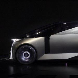 Lexus présente un van révolutionnaire à six roues ! 