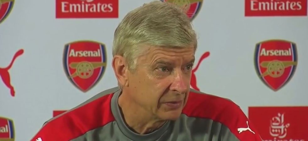 Arsène Wenger se fait tacler par un employé d'Arsenal