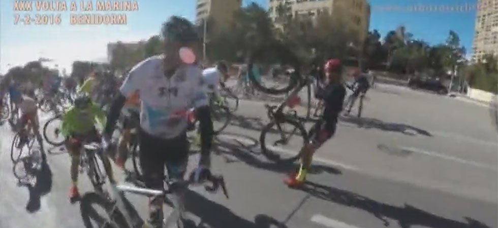 Des coureurs cyclistes renversés par le vent violent