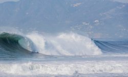Surf : Un bateau en guise de village olympique