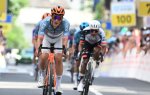 August souffle la victoire et le maillot jaune en Tchéquie, Blikra s'impose en Norvège