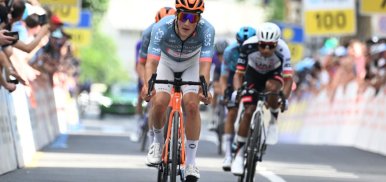 August souffle la victoire et le maillot jaune en Tchéquie, Blikra s'impose en Norvège