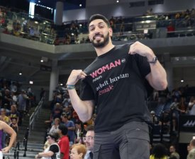Expulsé lors d'un match WNBA pour son tee-shirt contre les transgenres, il porte plainte