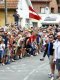 Tour de France : Debout sur des tombes, des spectateurs font scandale 
