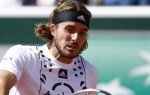 Tsitsipas aisément en huitièmes de finale