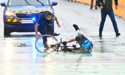 Tour de France : Un homme à vélo plaqué par la police avant l'arrivée ! 