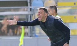 Lecce : L'entraîneur craque et donne un coup de tête à un joueur adverse 
