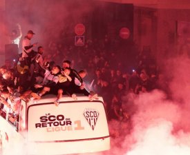 Angers : L'euphorie totale après l'envahissement de terrain des supporters 