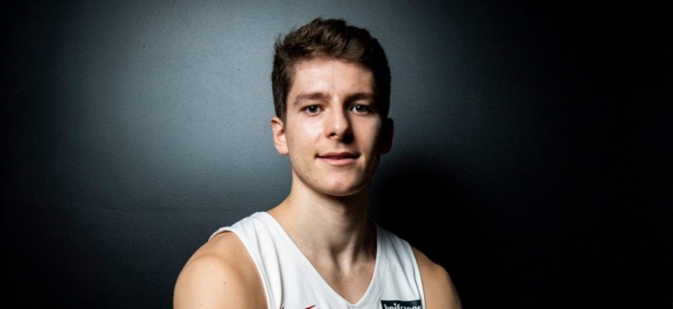 Bleus : L'intense première de Hugo Benitez