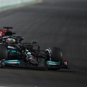 GP d'Arabie Saoudite : Victoire dans la controverse pour Hamilton, qui recolle à Verstappen