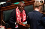 Quand le père de Kompany arrive au Parlement belge avec une écharpe du Bayern
