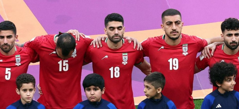 Angleterre-Iran : Les joueurs iraniens ont refusé de chanter leur hymne, un genou au sol pour les Anglais