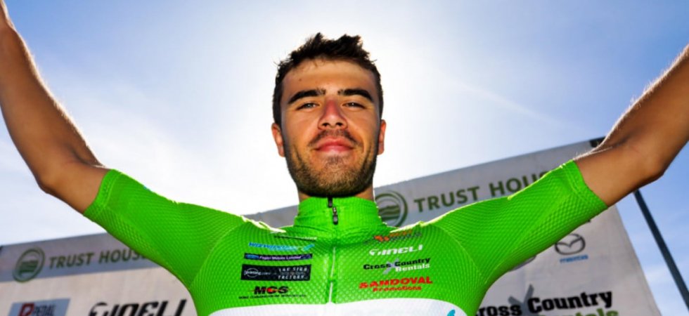En pleine course, un cycliste met un coup de poing à un concurrent !