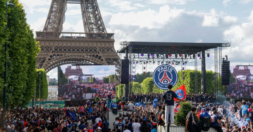 Sous la Tour Eiffel