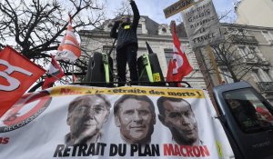 Retraites : la popularité de Macron s'effondre
