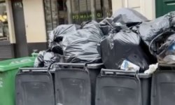 Galère pour les Parisiens : les rues encombrées de déchets à cause de la grève des éboueurs