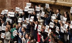 Marseillaise, cris, huées… L'annonce du 49.3 sème le chaos à l'Assemblée