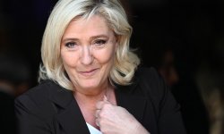 Présidentielle : dans la lutte contre l'islamisme, l'interdiction du voile n'est plus la priorité de Marine Le Pen, selon ses lieutenants