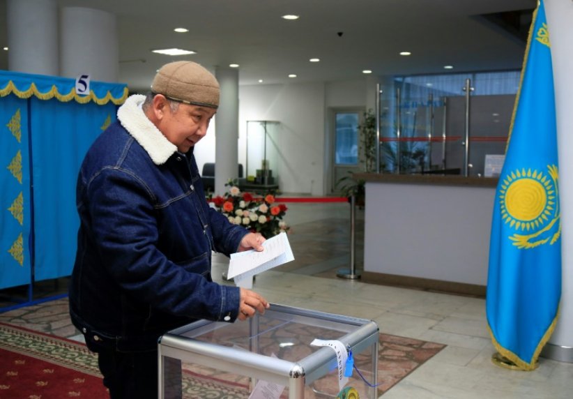 Dans un bureau de vote à Almaty, le 19 mars 2023